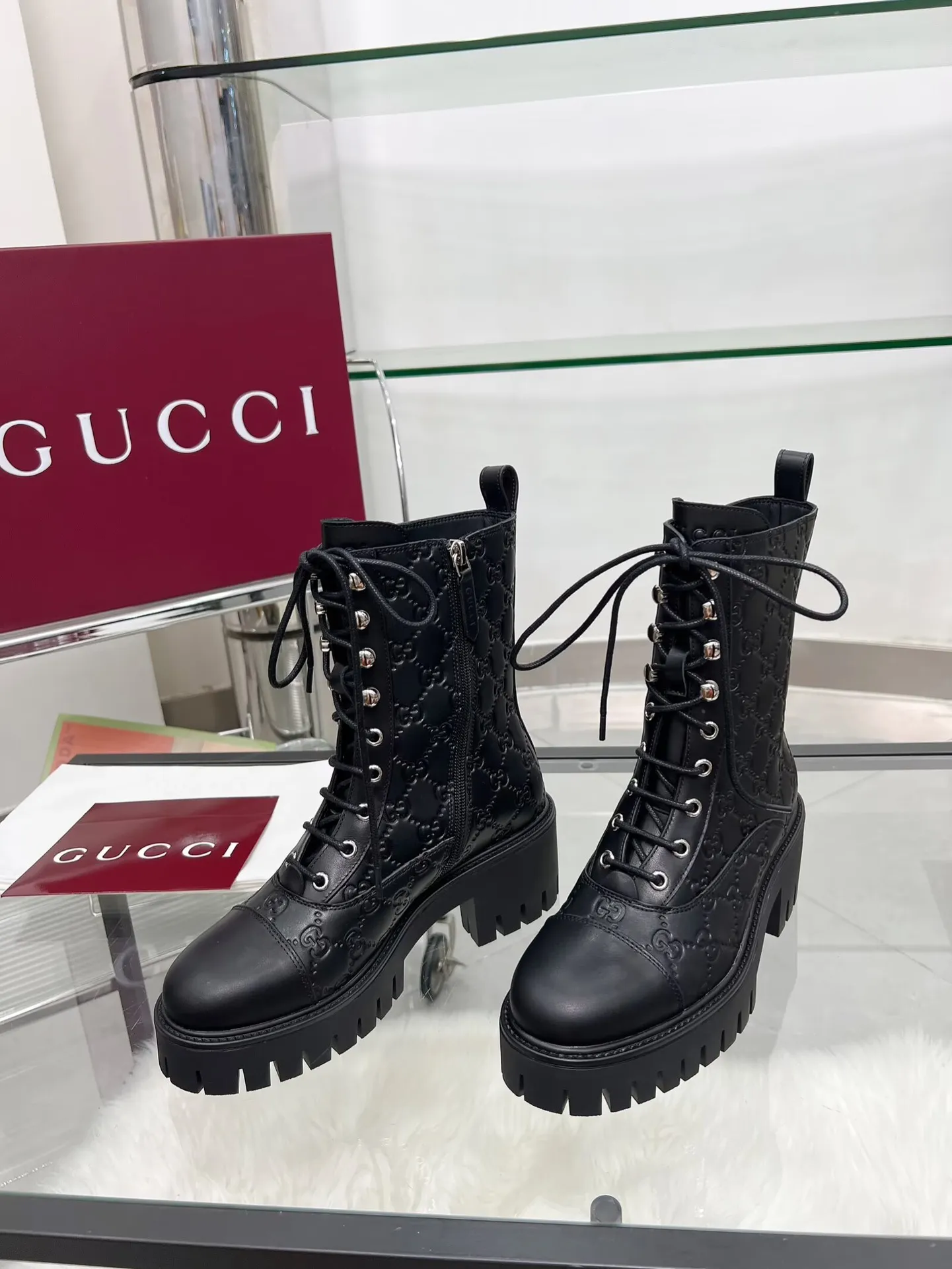 👟👟Ex-factory price 660👟👟 New version of Gucci GUCCI hot sale✅Ankle boots 🎉Very easy to match👍Specially showing retro British style, advanced 3D printing, front Gucci buckle decoration💎LOGO✅ Fabric: imported cowhide🐂 Inner/foot pads: cow lining Color: black green Size: 35-42 {2 heads need to be customized} Heel height: 5cm TPU outsole Packing: Comes with card and cloth bag.
